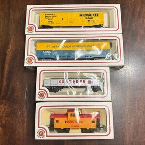Lot Of 4 Bachmann HO Scale Model Train Cars